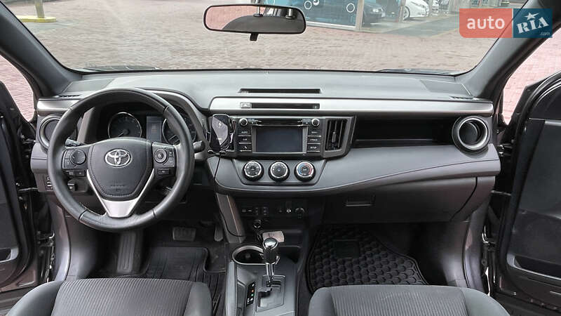 Внедорожник / Кроссовер Toyota RAV4 2016 в Ровно