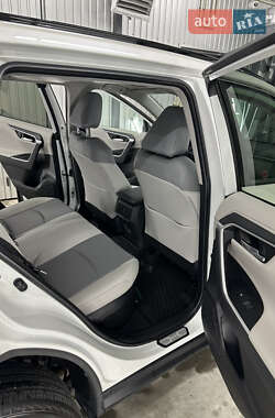 Внедорожник / Кроссовер Toyota RAV4 2022 в 