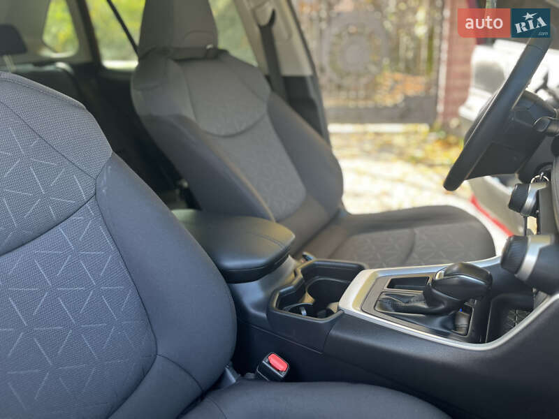 Внедорожник / Кроссовер Toyota RAV4 2020 в Софиевской Борщаговке