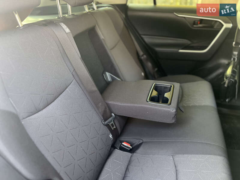 Внедорожник / Кроссовер Toyota RAV4 2020 в Софиевской Борщаговке