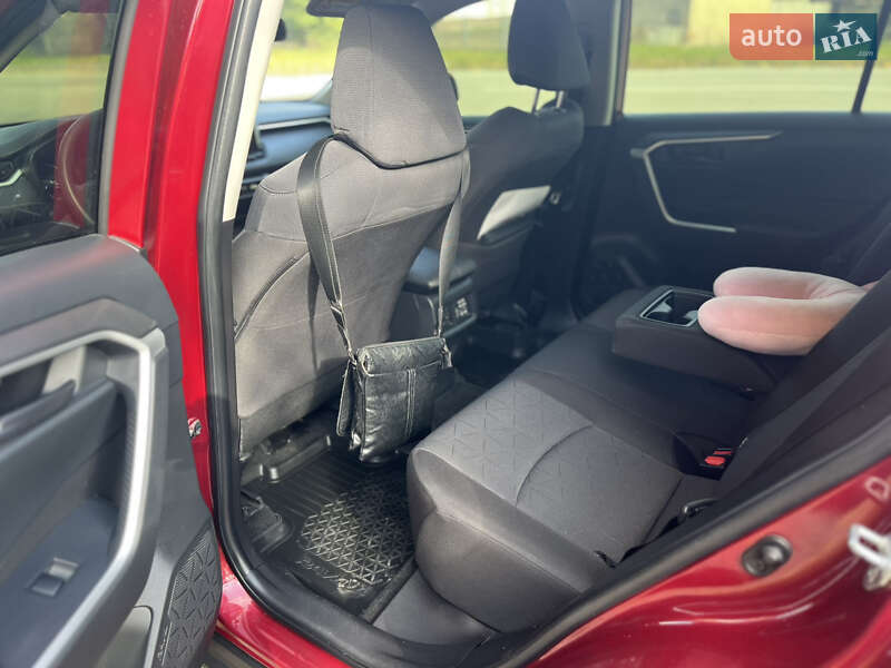 Внедорожник / Кроссовер Toyota RAV4 2020 в Софиевской Борщаговке