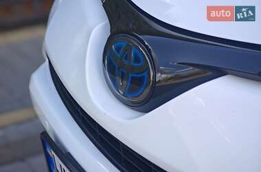 Позашляховик / Кросовер Toyota RAV4 2016 в 