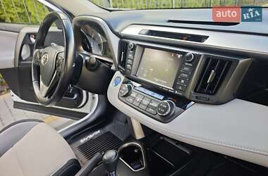 Позашляховик / Кросовер Toyota RAV4 2016 в 