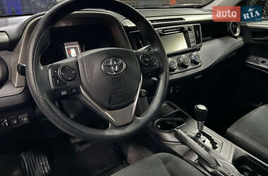 Внедорожник / Кроссовер Toyota RAV4 2017 в 