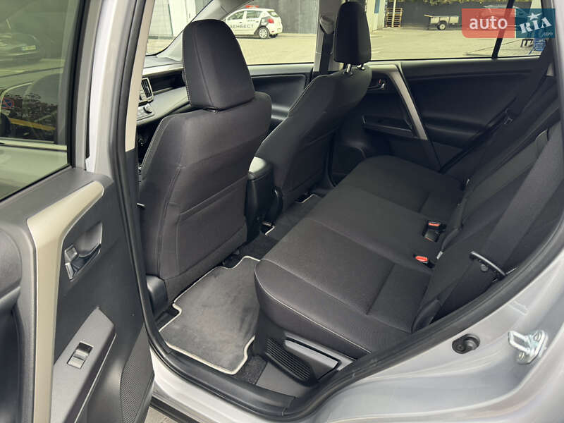 Позашляховик / Кросовер Toyota RAV4 2018 в Дніпрі