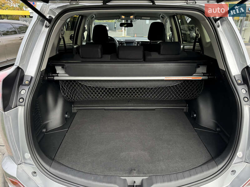 Позашляховик / Кросовер Toyota RAV4 2018 в Дніпрі