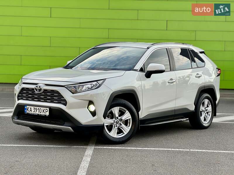 Внедорожник / Кроссовер Toyota RAV4 2019 в 