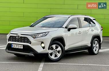 Внедорожник / Кроссовер Toyota RAV4 2019 в 