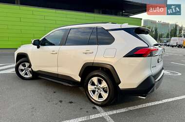Внедорожник / Кроссовер Toyota RAV4 2019 в 