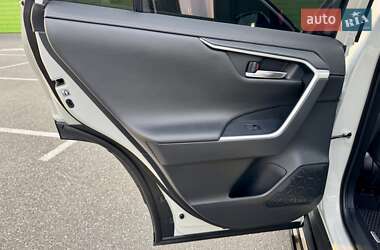 Внедорожник / Кроссовер Toyota RAV4 2019 в 