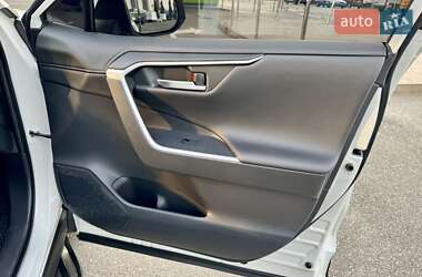 Внедорожник / Кроссовер Toyota RAV4 2019 в 