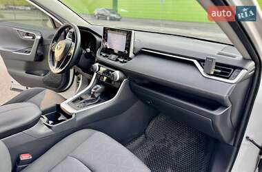 Внедорожник / Кроссовер Toyota RAV4 2019 в 