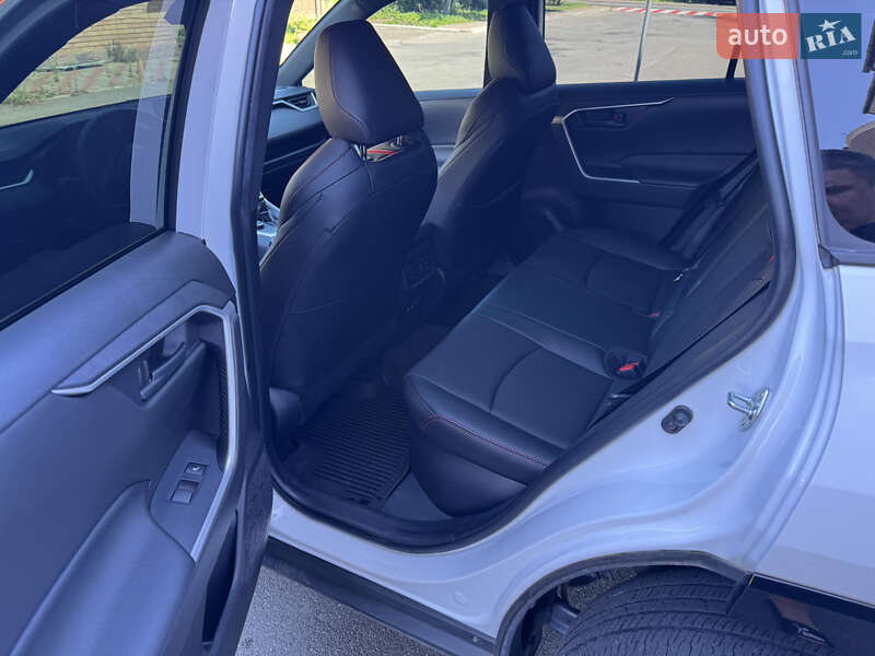 Внедорожник / Кроссовер Toyota RAV4 2021 в Киеве