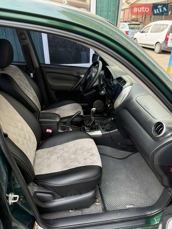 Внедорожник / Кроссовер Toyota RAV4 2004 в Киеве