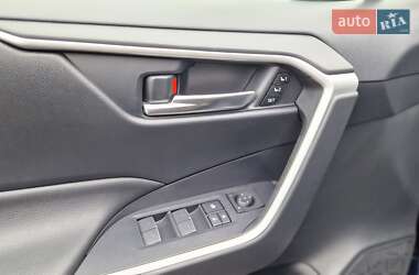 Позашляховик / Кросовер Toyota RAV4 2023 в 