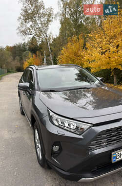 Внедорожник / Кроссовер Toyota RAV4 2019 в 