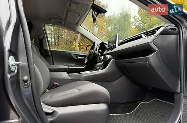 Внедорожник / Кроссовер Toyota RAV4 2019 в 