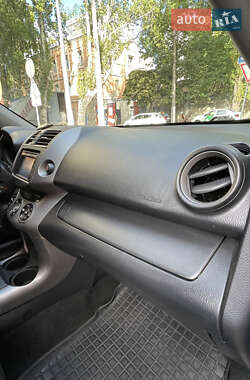Позашляховик / Кросовер Toyota RAV4 2010 в 
