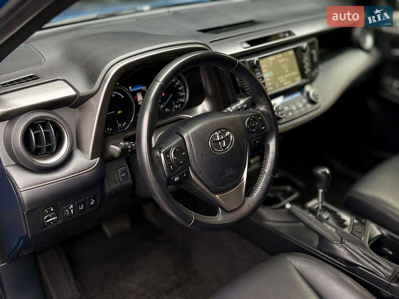 Внедорожник / Кроссовер Toyota RAV4 2017 в Харькове