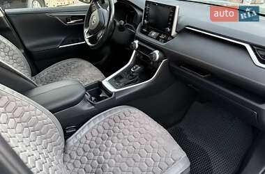 Внедорожник / Кроссовер Toyota RAV4 2021 в 