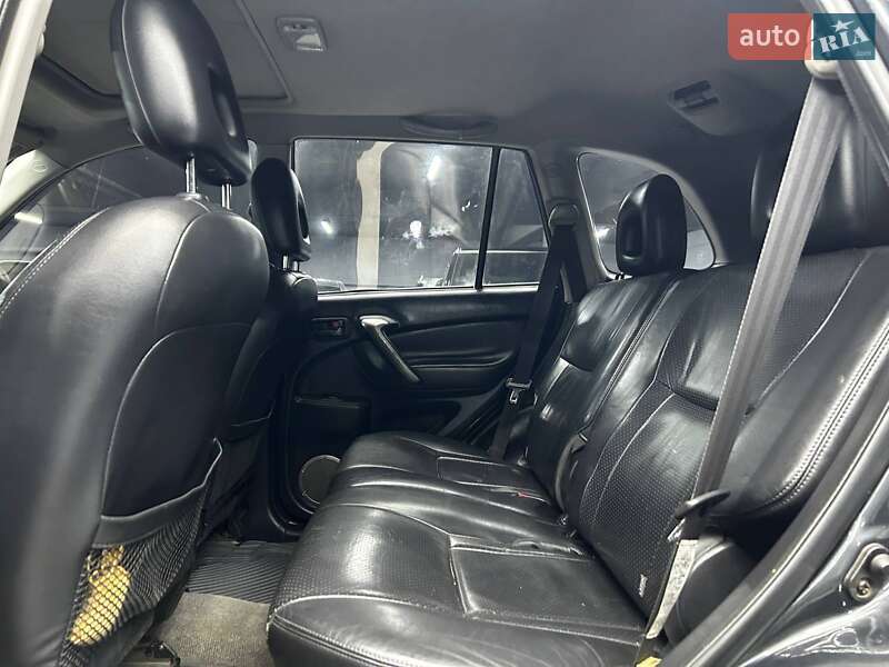Позашляховик / Кросовер Toyota RAV4 2005 в Чернівцях