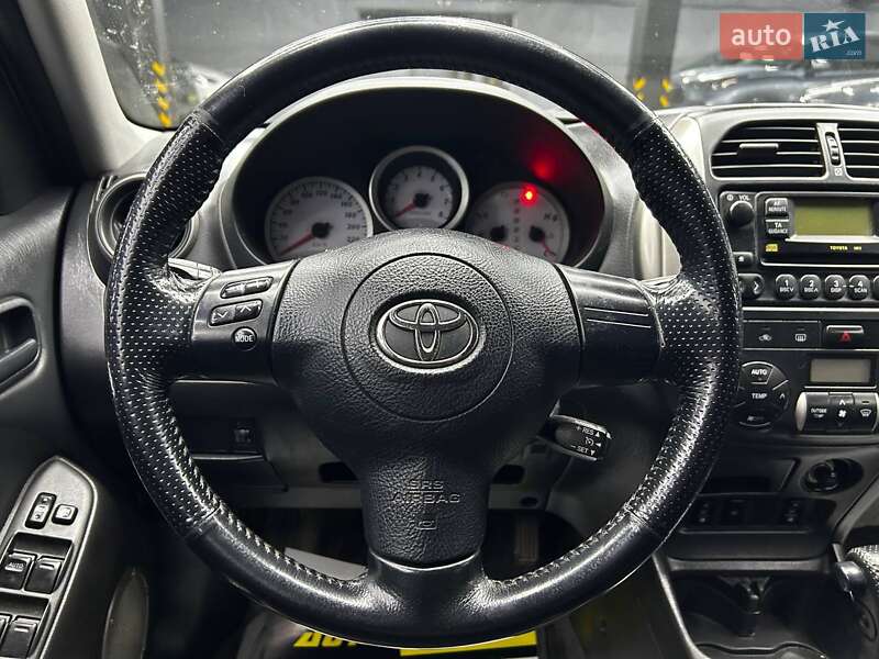 Позашляховик / Кросовер Toyota RAV4 2005 в Чернівцях