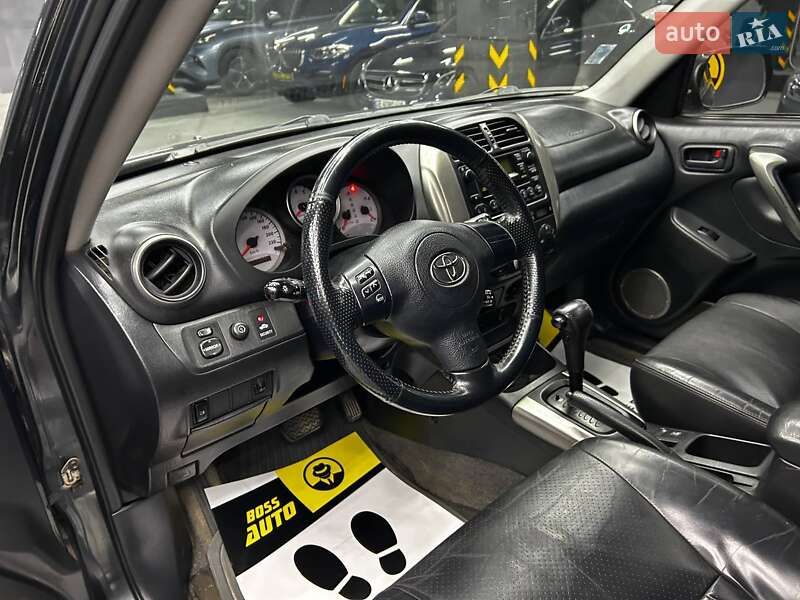 Позашляховик / Кросовер Toyota RAV4 2005 в Чернівцях