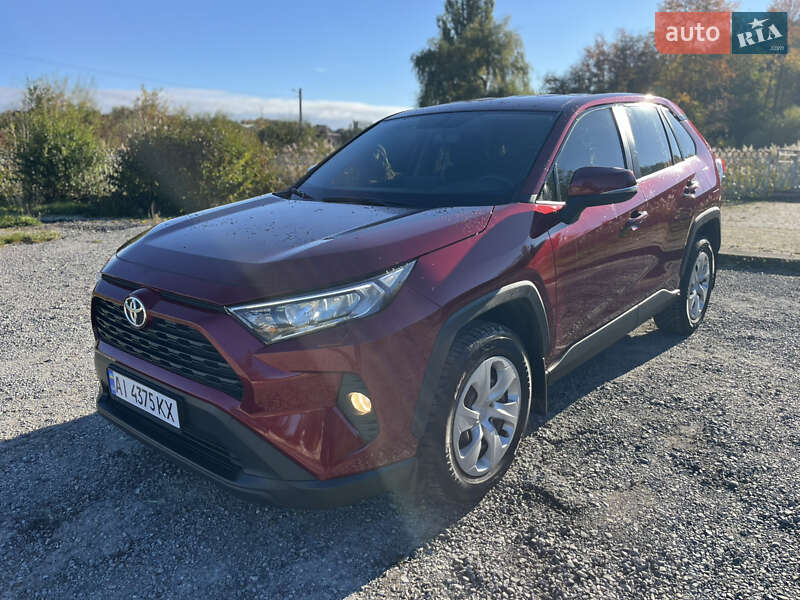 Внедорожник / Кроссовер Toyota RAV4 2020 в Софиевской Борщаговке