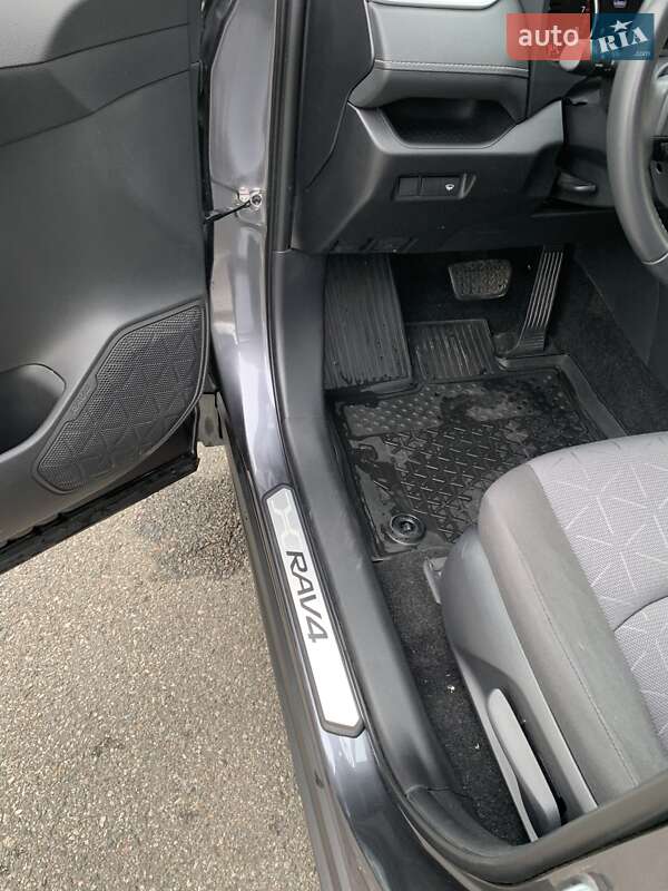 Внедорожник / Кроссовер Toyota RAV4 2020 в Киеве