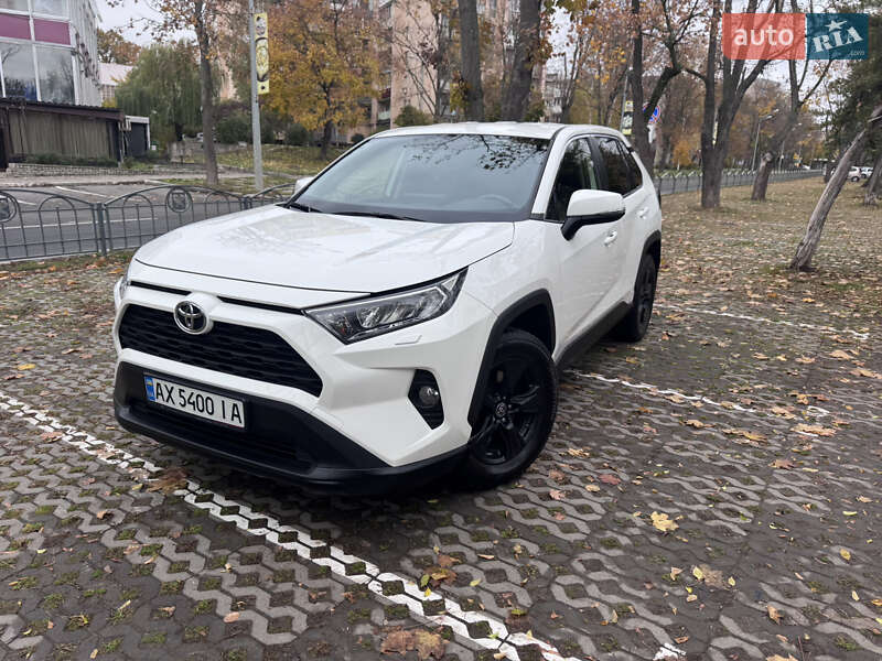 Позашляховик / Кросовер Toyota RAV4 2021 в Харкові