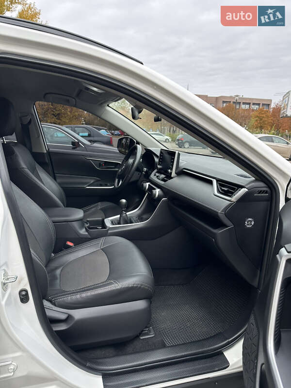 Внедорожник / Кроссовер Toyota RAV4 2021 в Кривом Роге