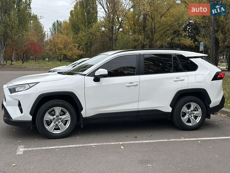 Внедорожник / Кроссовер Toyota RAV4 2021 в Кривом Роге
