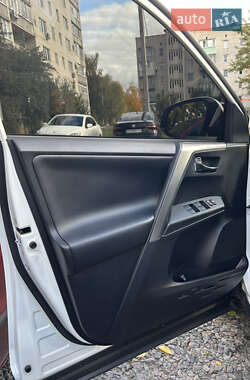 Внедорожник / Кроссовер Toyota RAV4 2013 в 