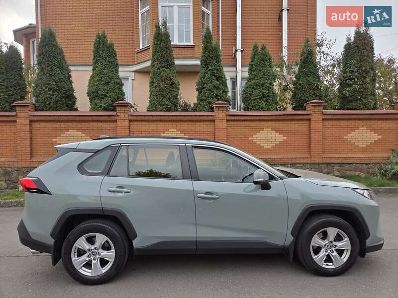 Внедорожник / Кроссовер Toyota RAV4 2020 в Хмельницком