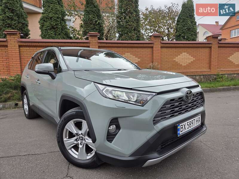Внедорожник / Кроссовер Toyota RAV4 2020 в Хмельницком