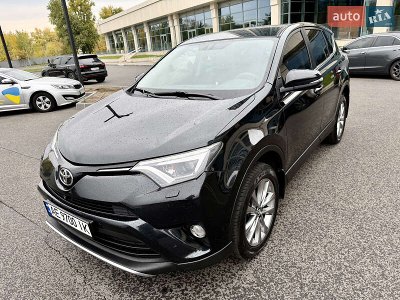 Позашляховик / Кросовер Toyota RAV4 2017 в Дніпрі