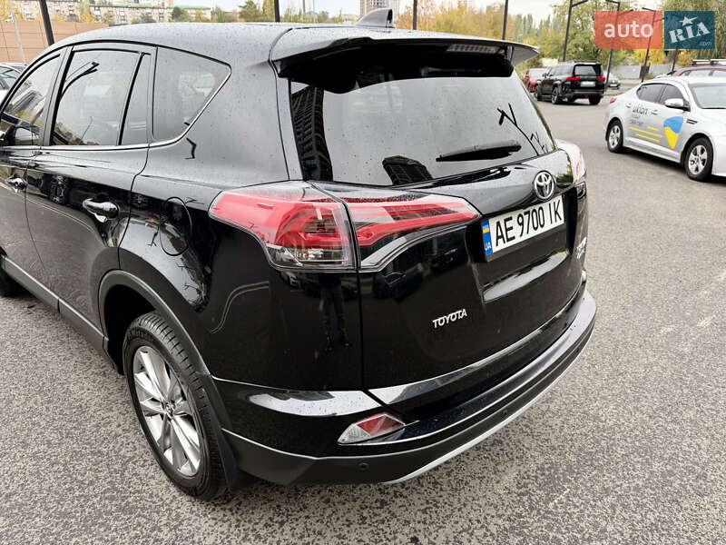 Позашляховик / Кросовер Toyota RAV4 2017 в Дніпрі