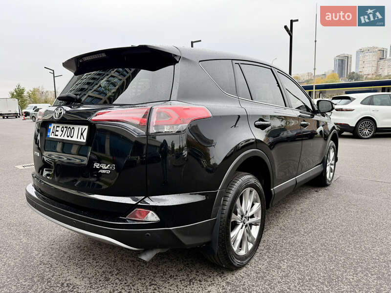 Позашляховик / Кросовер Toyota RAV4 2017 в Дніпрі