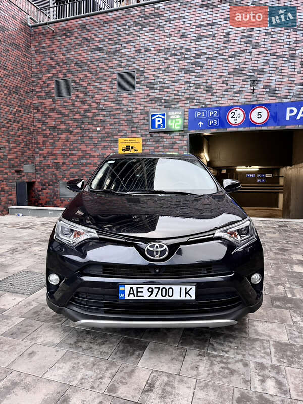 Позашляховик / Кросовер Toyota RAV4 2017 в Дніпрі