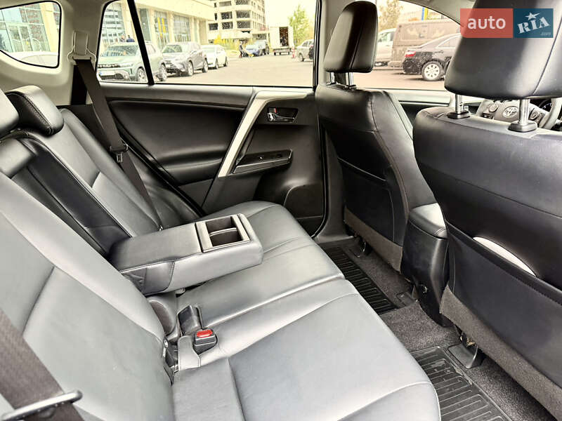 Позашляховик / Кросовер Toyota RAV4 2017 в Дніпрі