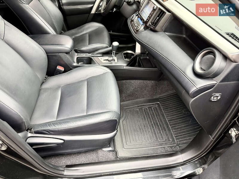 Позашляховик / Кросовер Toyota RAV4 2017 в Дніпрі