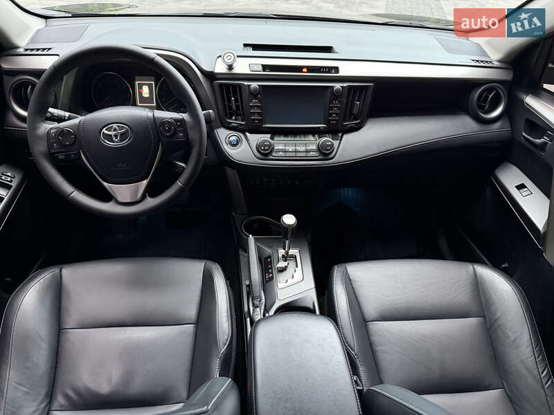 Позашляховик / Кросовер Toyota RAV4 2017 в Дніпрі