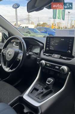 Внедорожник / Кроссовер Toyota RAV4 2021 в 