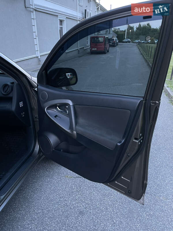 Позашляховик / Кросовер Toyota RAV4 2010 в Львові