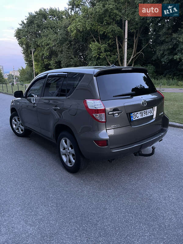 Позашляховик / Кросовер Toyota RAV4 2010 в Львові
