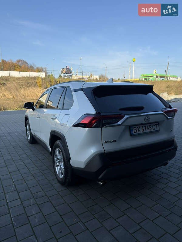 Внедорожник / Кроссовер Toyota RAV4 2021 в Хмельницком
