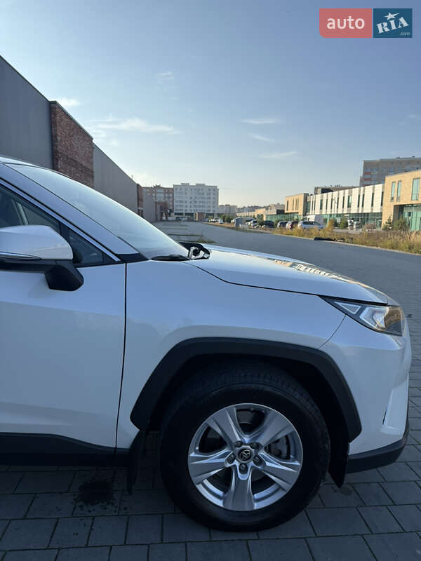 Внедорожник / Кроссовер Toyota RAV4 2021 в Хмельницком