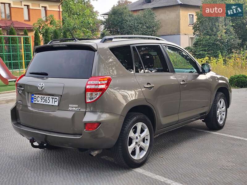 Позашляховик / Кросовер Toyota RAV4 2010 в Львові