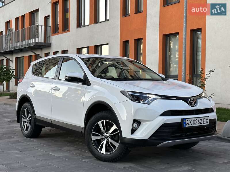 Внедорожник / Кроссовер Toyota RAV4 2017 в Киеве