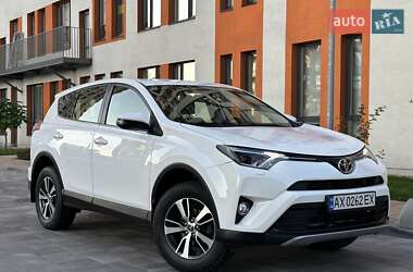 Внедорожник / Кроссовер Toyota RAV4 2017 в 